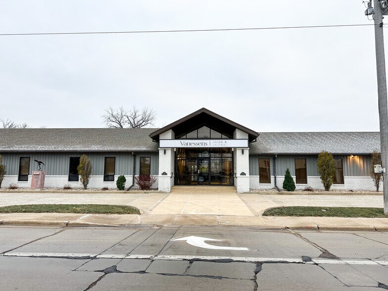 307 W 41st St, Sioux Falls, SD for lease - Building Photo - Image 2 of 5