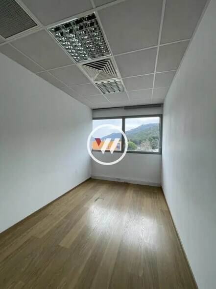 Office in Aubagne for lease - Interior Photo - Image 3 of 9