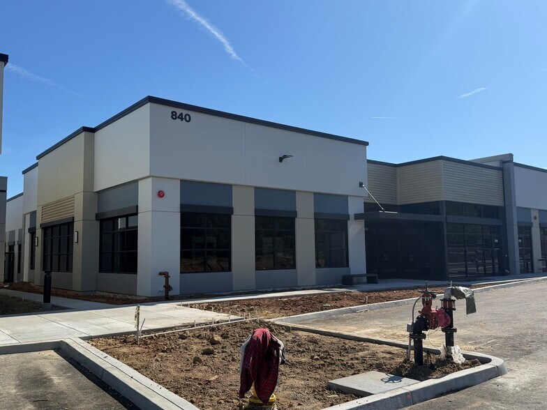 810 Patriot Dr, Moorpark, CA à vendre - Photo du bâtiment - Image 3 de 5