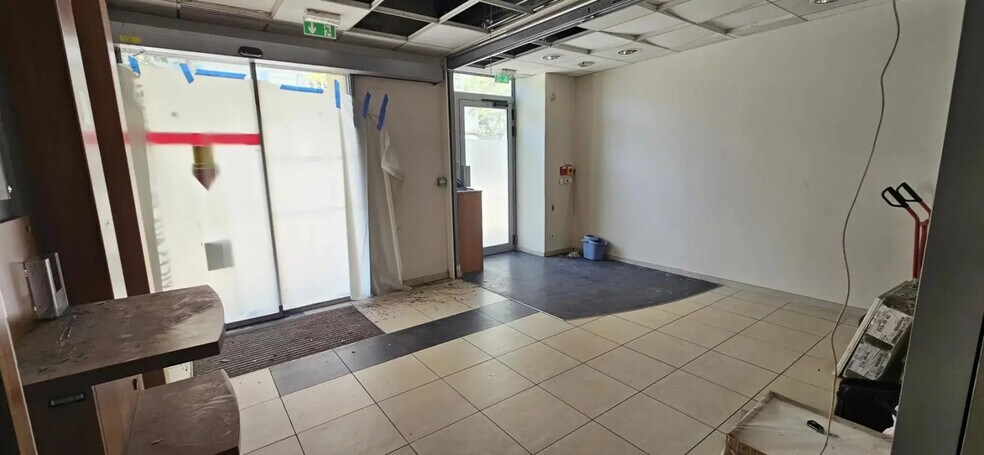 Retail in Nice for lease - Interior Photo - Image 2 of 4