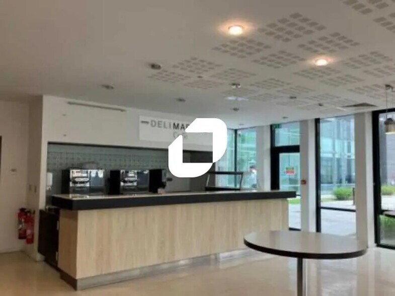 Bureau dans Montigny-le-Bretonneux à louer - Hall d’entrée - Image 2 de 3