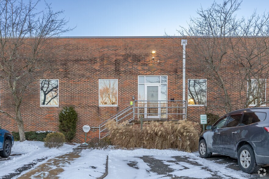 220 Commerce Dr, Montgomeryville, PA à vendre - Photo du bâtiment - Image 2 de 5