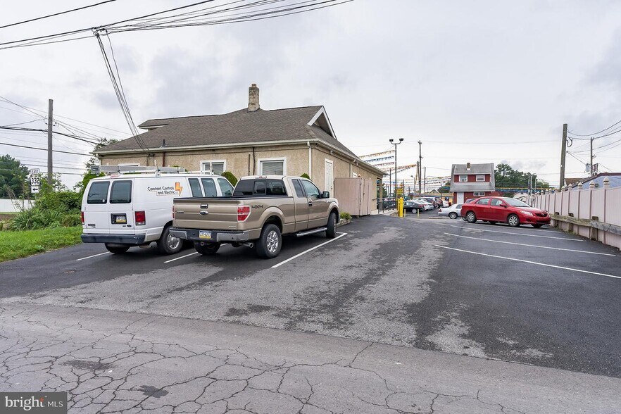 260 E County Line Rd, Hatboro, PA à louer - Photo du bâtiment - Image 2 de 12