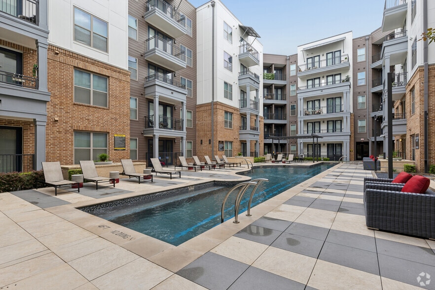 101-111 W Davis St, Dallas, TX for lease - Building Photo - Image 3 of 16