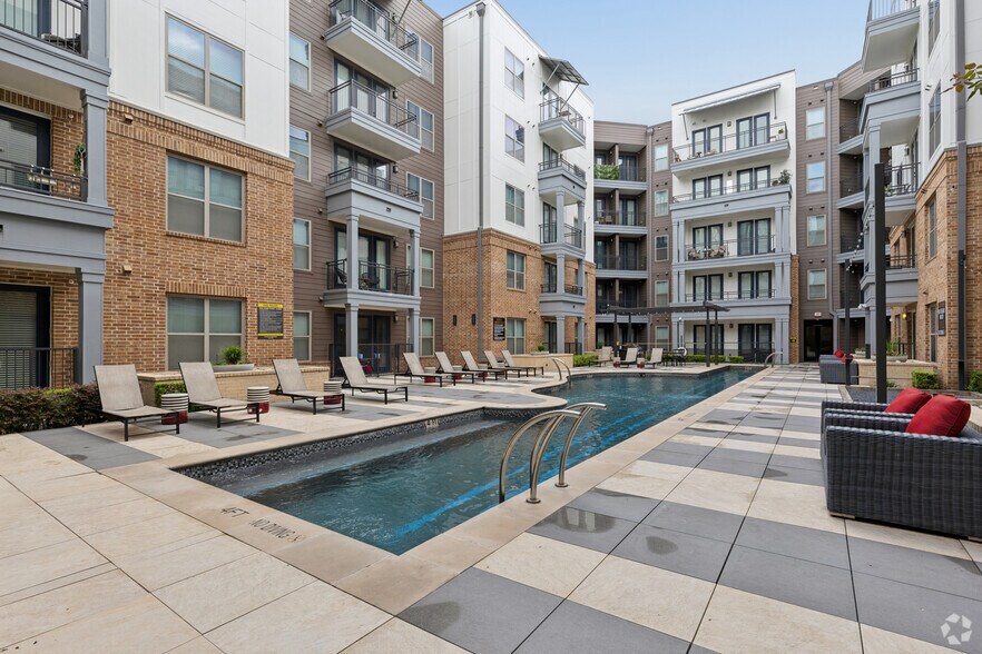 101-111 W Davis St, Dallas, TX à louer - Photo du bâtiment - Image 3 de 16