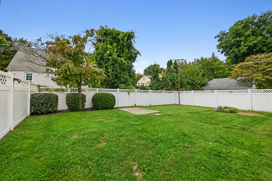32 Josephine Evaristo Ave, Greenwich, CT for sale - Building Photo - Image 2 of 7