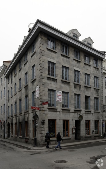 356-360 Rue Saint-François-Xavier, Montréal, QC for lease - Building Photo - Image 3 of 19