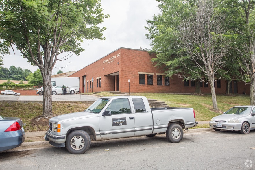 6825 Hill Park Dr, Lorton, VA for lease - Building Photo - Image 3 of 9