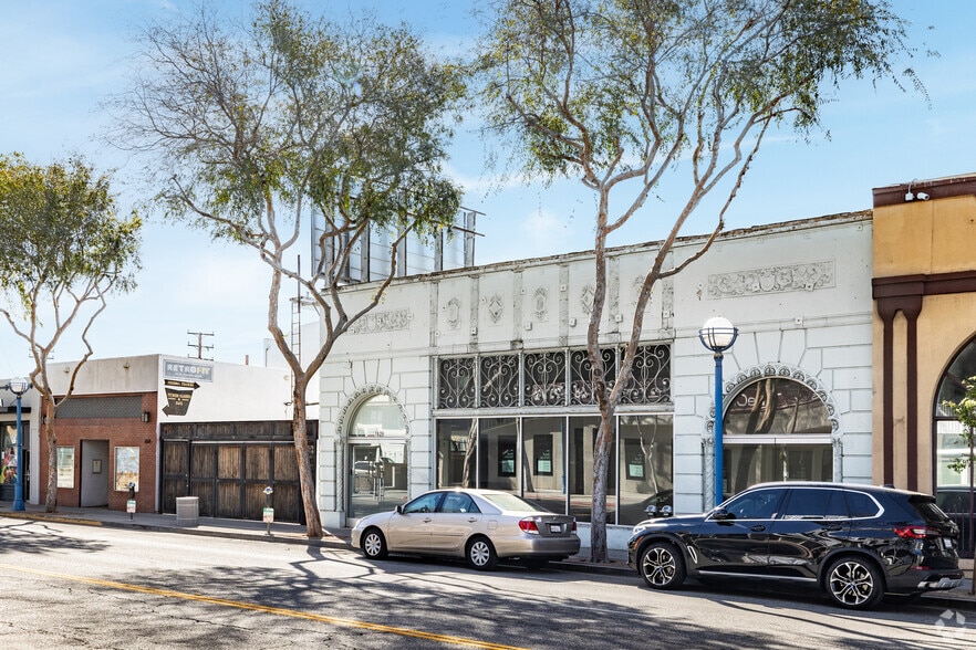 7624-7626 Santa Monica Blvd, West Hollywood, CA for lease - Building Photo - Image 3 of 8