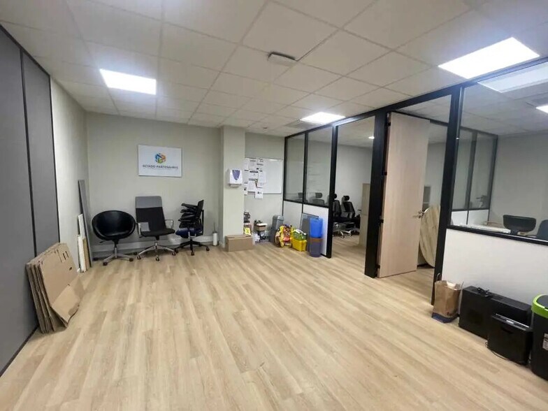Office in Villeurbanne for lease - Interior Photo - Image 2 of 10