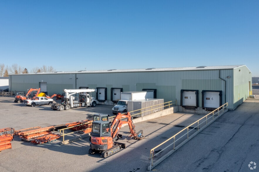 2719 3 Av NE, Calgary, AB à louer - Photo du bâtiment - Image 3 de 8