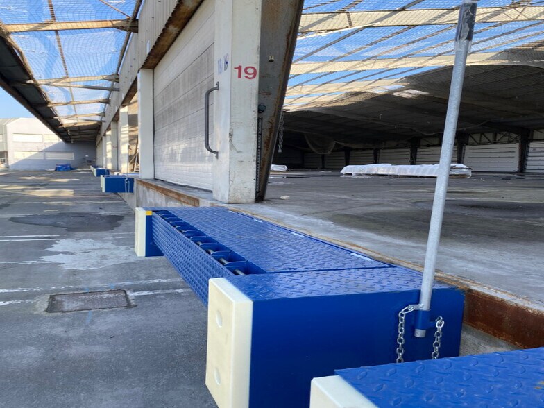 Industrial in Lezennes for sale - Building Photo - Image 3 of 6