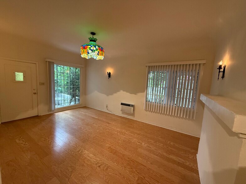 5735 Camerford Ave, Los Angeles, CA à vendre - Photo du bâtiment - Image 2 de 5