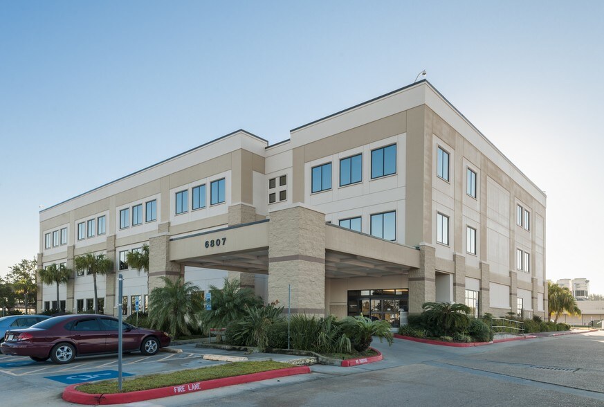 6807 Emmett F. Lowry Expy, Texas City, TX à louer - Photo du bâtiment - Image 1 de 10