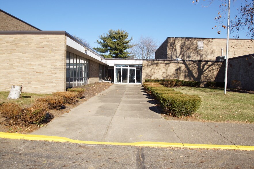 2631 Harvard Ave NW, Canton, OH à louer - Photo du bâtiment - Image 1 de 18
