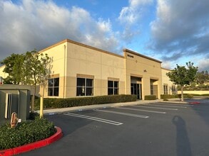 30346 Esperanza, Rancho Santa Margarita, CA à louer Photo du bâtiment- Image 2 de 7