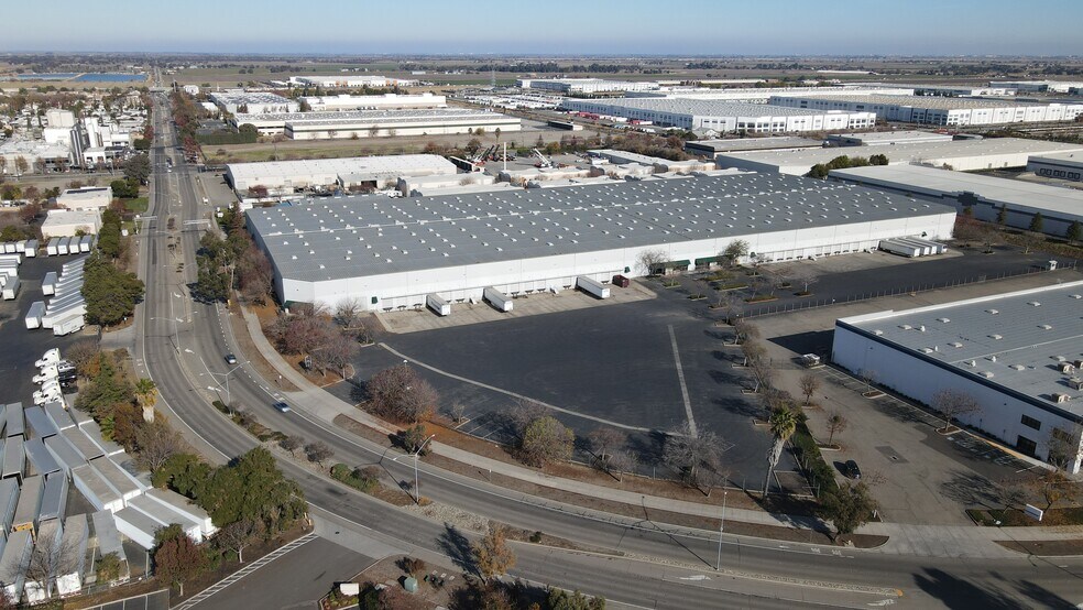 2020 N MacArthur Dr, Tracy, CA à louer - Photo du bâtiment - Image 3 de 4