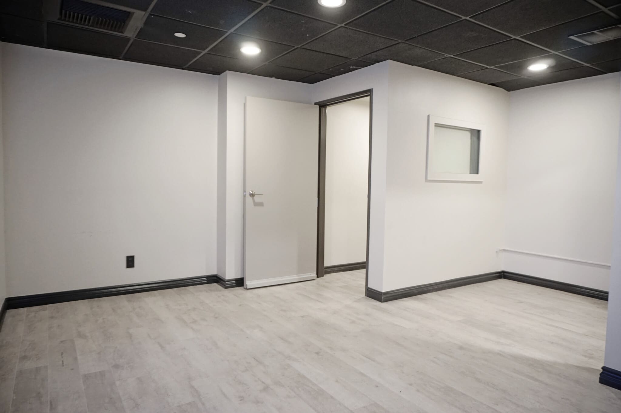 639 S Glenwood Pl, Burbank, CA for lease Interior Photo- Image 1 of 10