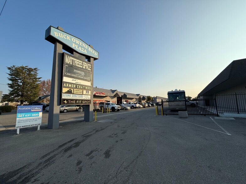 3624 Buck Owens Blvd, Bakersfield, CA à louer - Photo du bâtiment - Image 3 de 10