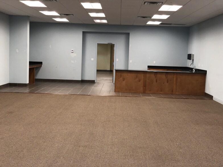 1224 Pass Rd, Gulfport, MS for lease - Lobby - Image 2 of 12