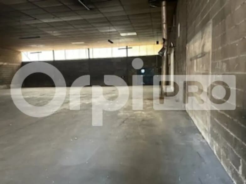 Flex in Gleizé for lease - Interior Photo - Image 3 of 5