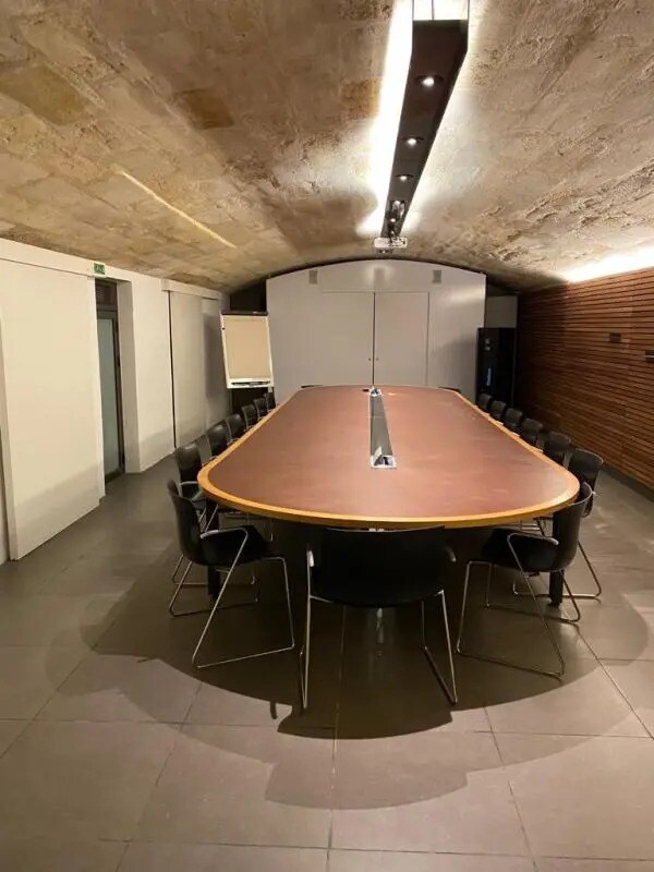 Flex in Bordeaux for lease Interior Photo- Image 1 of 5