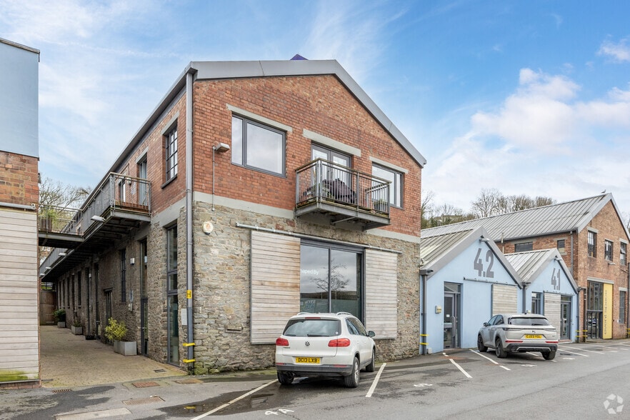 Bath Rd, Bristol for sale - Primary Photo - Image 1 of 16