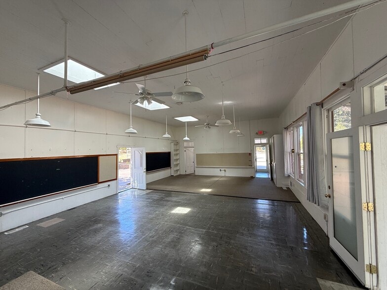 211 Spring Hill Rd, Petaluma, CA for lease - Building Photo - Image 2 of 11