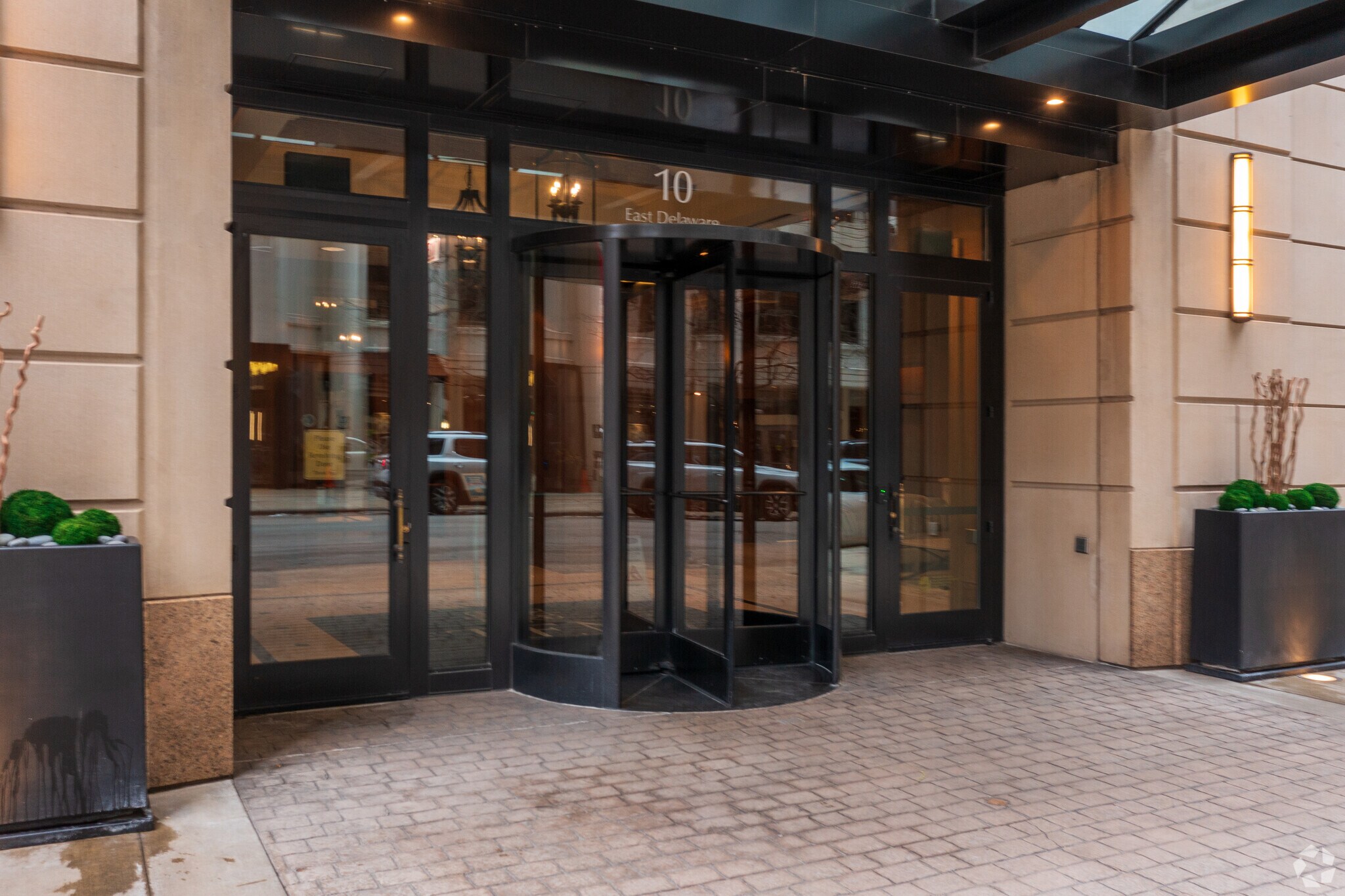 10 E Delaware Pl, Chicago, IL for lease Building Photo- Image 1 of 4