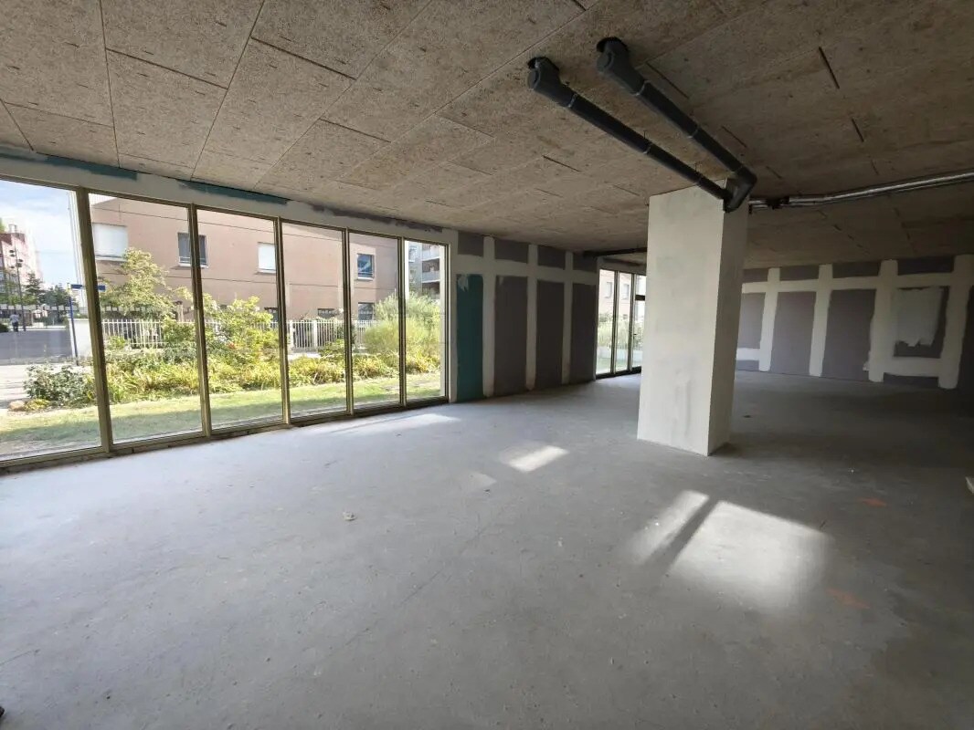 Retail in VILLENEUVE-D'ASCQ for lease Building Photo- Image 1 of 6