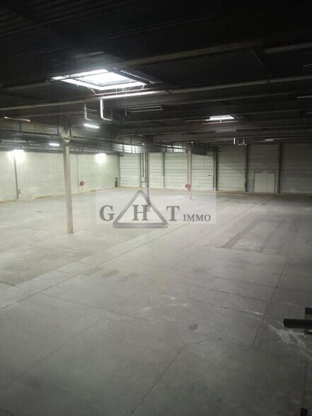 Industrial in Wissous for lease - Building Photo - Image 1 of 9