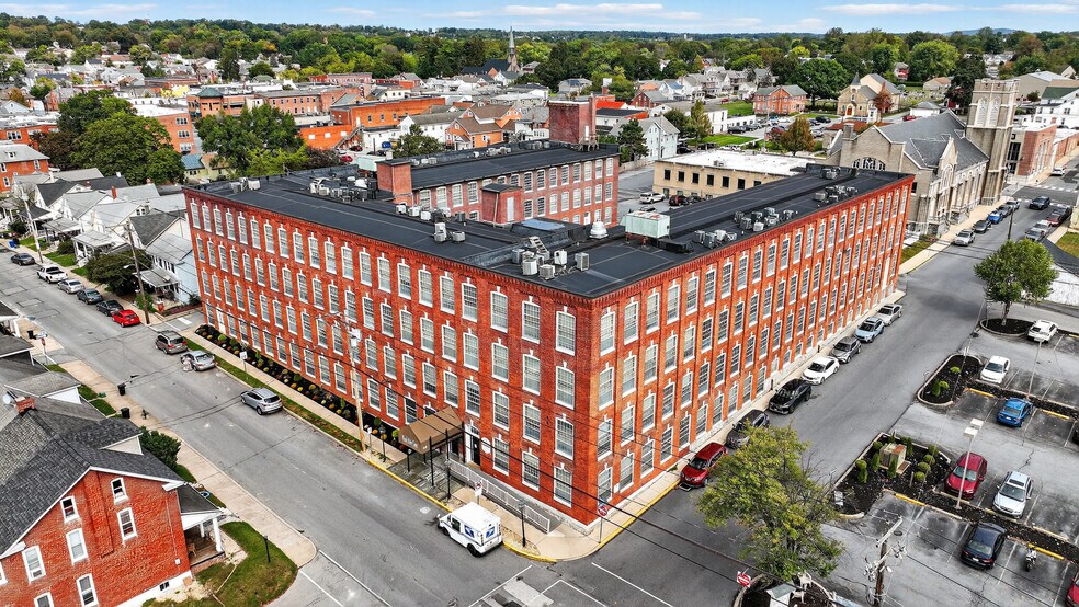 155 S Poplar St, Elizabethtown, PA à vendre - Photo du bâtiment - Image 2 de 8