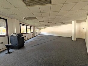 10 Allée Hendrik Lorentz, Champs-sur-Marne for lease Interior Photo- Image 1 of 4