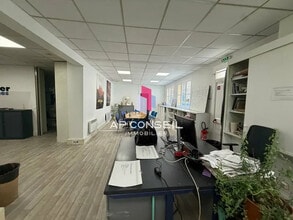 Office/Retail in Versailles for lease Interior Photo- Image 2 of 3