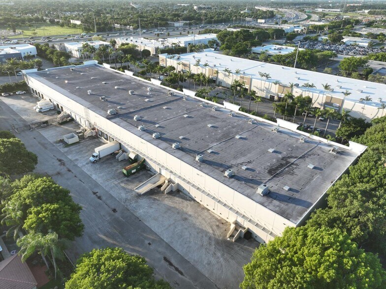 13800-13830 SW 119th Ave, Miami, FL à louer - Photo du bâtiment - Image 3 de 8