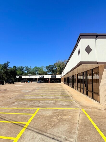 716 W Plantation Dr, Clute, TX à louer - Photo du bâtiment - Image 2 de 6