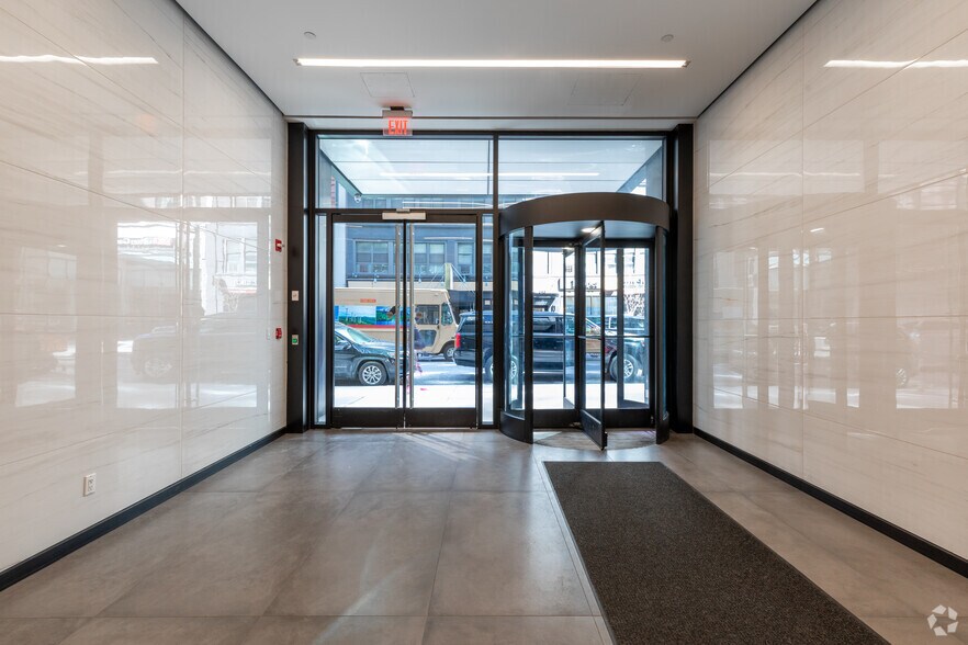250-252 W 54th St, New York, NY à louer - Hall d’entrée - Image 3 de 7
