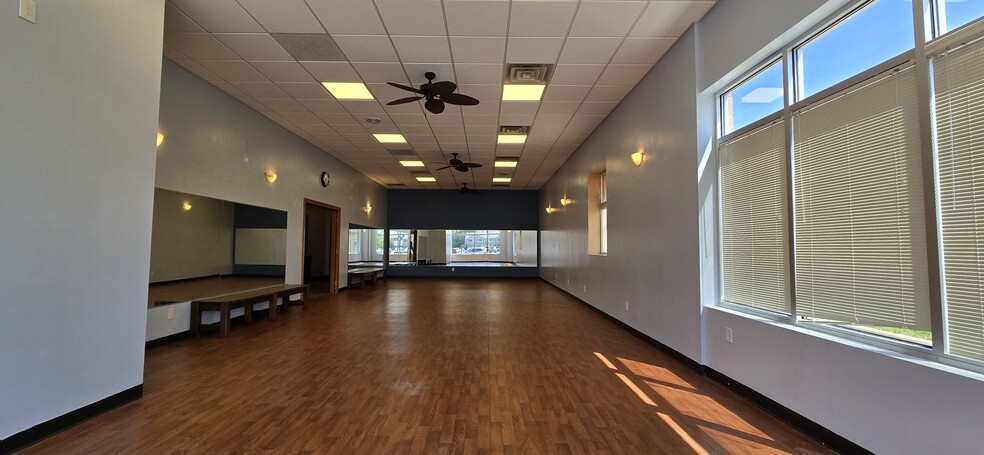 700 Norway Dr, Annandale, MN à louer - Photo du bâtiment - Image 3 de 17