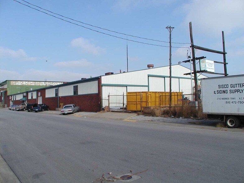 1427 Howell St, North Kansas City, MO à louer - Photo du bâtiment - Image 2 de 5