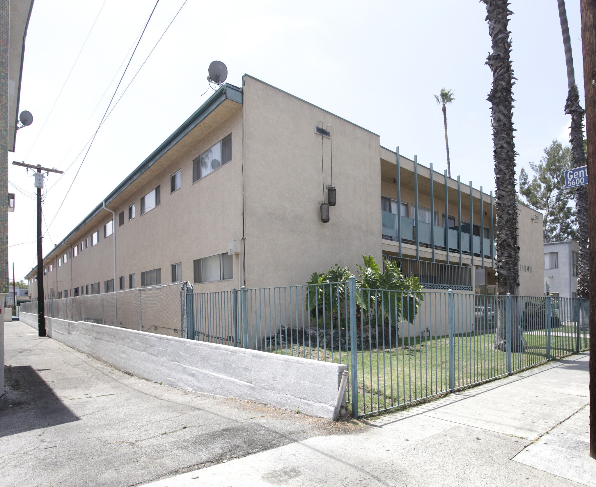 11940 Burbank Blvd, Valley Village, CA à vendre Photo principale- Image 1 de 53