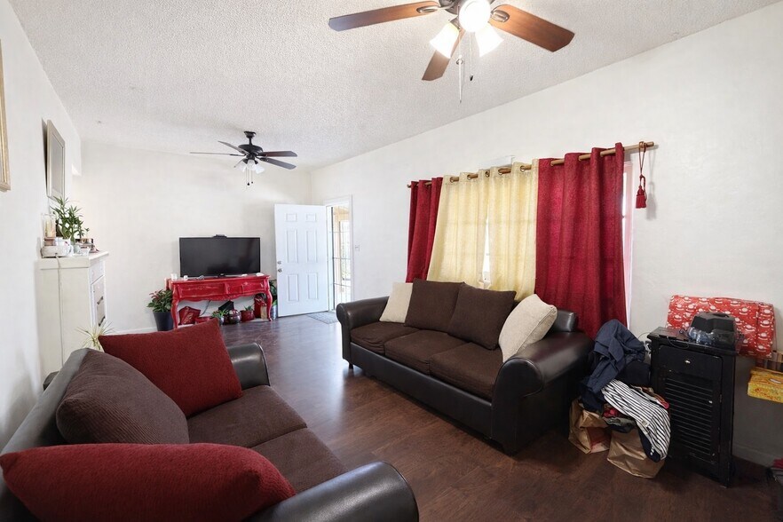 1737 N Waterman Ave, San Bernardino, CA à vendre - Photo du bâtiment - Image 2 de 13