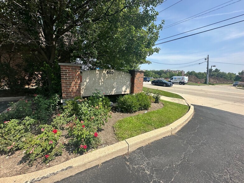 440-442 Milwaukee Ave, Lincolnshire, IL à louer - Photo du bâtiment - Image 3 de 13