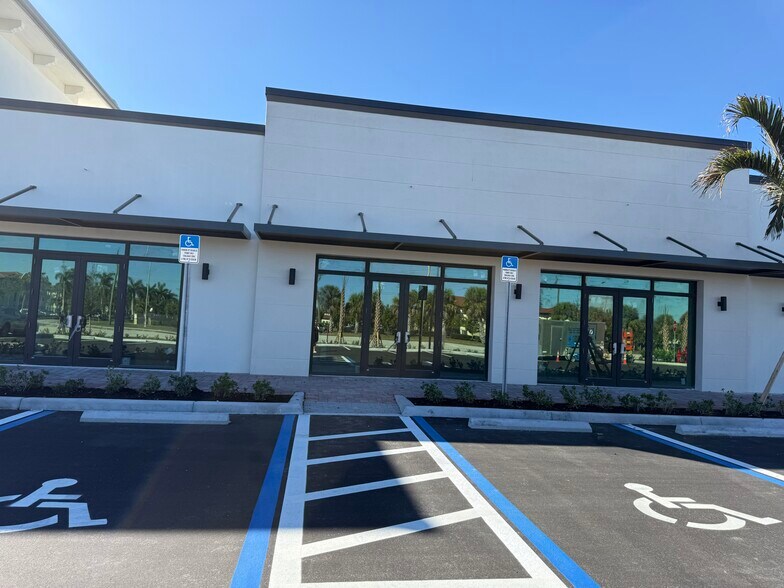 9985 Estero Oaks Dr, Fort Myers, FL à louer - Photo du bâtiment - Image 3 de 9