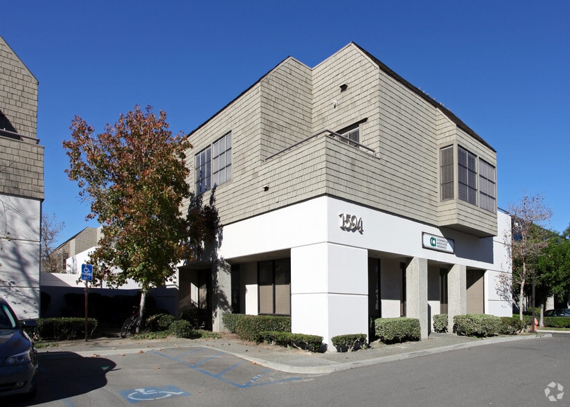 1594 N Batavia St, Orange, CA à vendre - Photo du bâtiment - Image 2 de 2