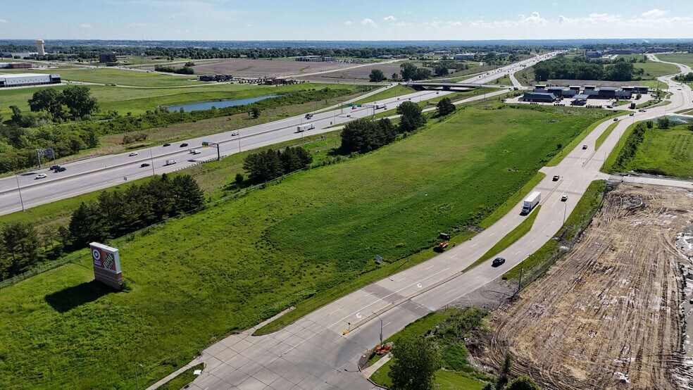 Plum Dr, Urbandale, IA à vendre - Photo du bâtiment - Image 2 de 6