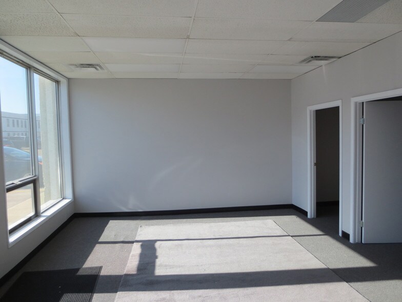 9804-9840 47th Ave NW, Edmonton, AB for lease - Interior Photo - Image 2 of 3