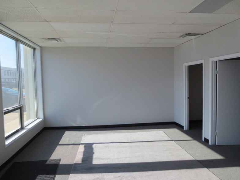 9804-9840 47th Ave NW, Edmonton, AB à louer - Photo intérieure - Image 3 de 4
