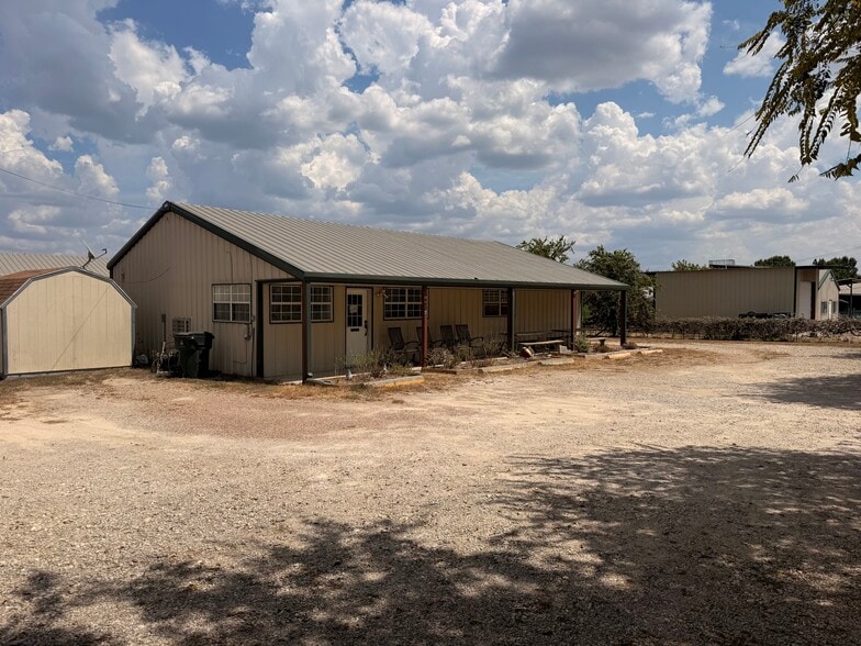 460 Jones Ave, Blanco, TX à vendre - Photo du bâtiment - Image 2 de 15