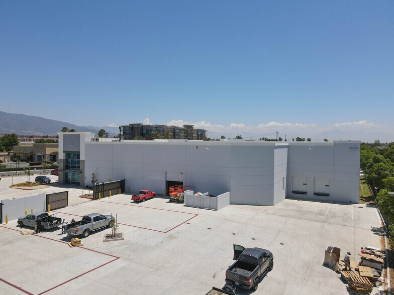11559 Foothill Blvd, Rancho Cucamonga, CA à louer - Photo du bâtiment - Image 3 de 9