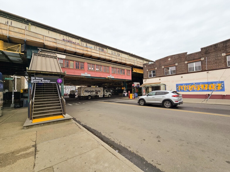 40-21 69th St, Flushing, NY à vendre - Photo du bâtiment - Image 2 de 9